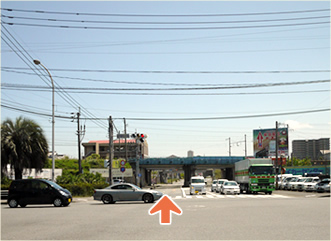 牧方面から見た北下郡ガード西交差点