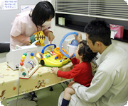 吸入時にパペットで話しかける様子