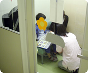 感染待合室で保育士が関る様子
